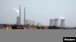 在北京站新建住宅小區旁邊可以看到燃煤電廠的冷卻塔和煙囪(資料圖片)