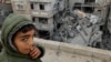 ARCHIVO - Un niño palestino reacciona cerca del lugar de un ataque israelí contra una casa en Rafah, Franja de Gaza, el 24 de marzo de 2024. 