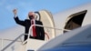 Archivo - El vicepresidente Mike Pence aborda el avión Air Force Two en Filadelfia, Pensilvania, el 9 de julio de 2020. 