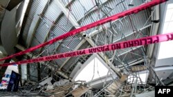 Esta fotografía difundida por el Gobierno Regional de La Libertad muestra los daños ocasionados por el derrumbe del techo de un centro comercial en Trujillo, Perú, el 22 de febrero de 2025.