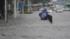 Banjir menggenangi jalanan di kota Zhengzhou, Henan, China Selasa (20/7). 