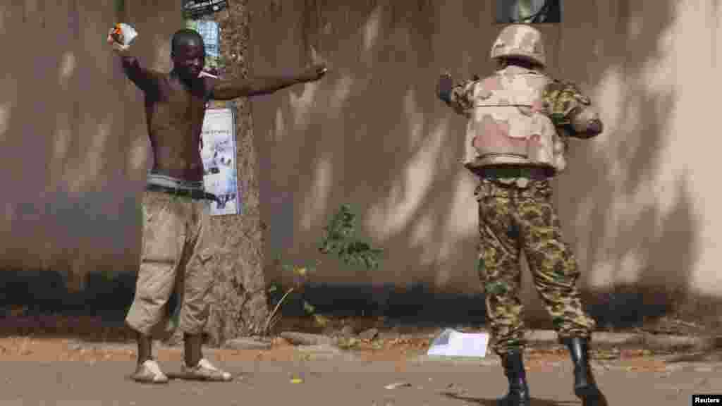 G'arbiy Afrikadagi davlat, Burkina Fasoda prezident Bleyz Kompraore 27 yillik boshqaruvdan keyin ishdan ketdi. Mamlakatda o'n minglab odamlar namoyishga chiqib, rahbarning iste'fosini talab qilayotgan edi.