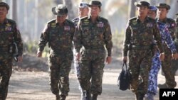 Panglima Tentara Myanmar, Jenderal SeniorMin Aung Hlaing (tengah) tampak ditemani beberapa pejabat militer senior untuk mengamati latihan-latihan militer di kawasan Delta Ayeyarwaddy di Myanmar, 3 Februari 2018.