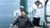 朝鲜官方媒体2014年6月公布的照片显示领导人金正恩视察一艘老旧潜艇。美国研究人员说，卫星图像分析显示，朝鲜可能已获得一艘新潜艇。
