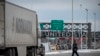 Un camión avanza para ingresar a los Estados Unidos en un cruce fronterizo en la frontera entre Canadá y Estados Unidos en Blackpool, Quebec, Canadá, el 2 de febrero de 2025.