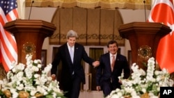Menteri Luar Negeri AS John Kerry (kanan) dalam jumpa pers dengan Menteri Luar Negeri Turki Ahmet Davutoglu di Ankara (1/3).
