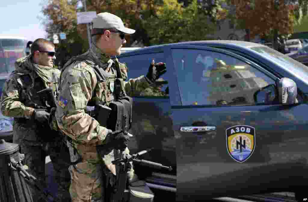 Ukrainaning "Azov" ko'ngillilar batalyoni askarlari frontdan qaytmoqda, 15-sentabr, 2014-yil.