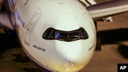 Un avión que transportó a pasajeros australianos del crucero Greg Mortimer es visto en el Aeropuerto Internacional de Carrasco, Montevideo, Uruguay, el 11 de abril de 2020.