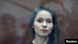 Antonina Favorskaya de pie, en una celda de cristal, en una sala del Tribunal de Distrito de Basmanny en Moscú, el 29 de marzo de 2024. 