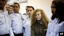 Ahed Tamimi (rambut pirang), remaja putri dari desa Nebi Saleh Tepi Barat, saat dibawa ke pengadilan dekat Yerusalem, 28 Desember 2017. (Foto: dok).