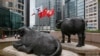 资料照： 香港交易所外的中国国旗、香港旗帜和港交所旗帜。