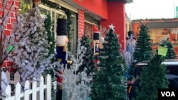 Decoraciones en el exterior de una tienda de productos de Navidad en el este de Caracas, el 6 de diciembre de 2021. [Foto: Luisana Solano - VOA]