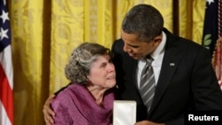 Američki predsednik Barak Obama dodeljuje medalju Meri Džo Kopland iz Mineapolisa, zbog osnivanja društvene humanitarne mreže "Brižne ruke". 