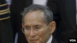 Raja Thailand Bhumibol Adulyadej (foto: dok). Menghina kerajaan merupakan tindak pidana yang diancam hukuman berat di Thailand.