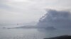 Gunung berapi Taal di Tagaytay, provinsi Cavite, selatan Manila, Filipina, menyemburkan abu vulkanik, 13 Januari 2020. . (AP Photo/Aaron Favila)