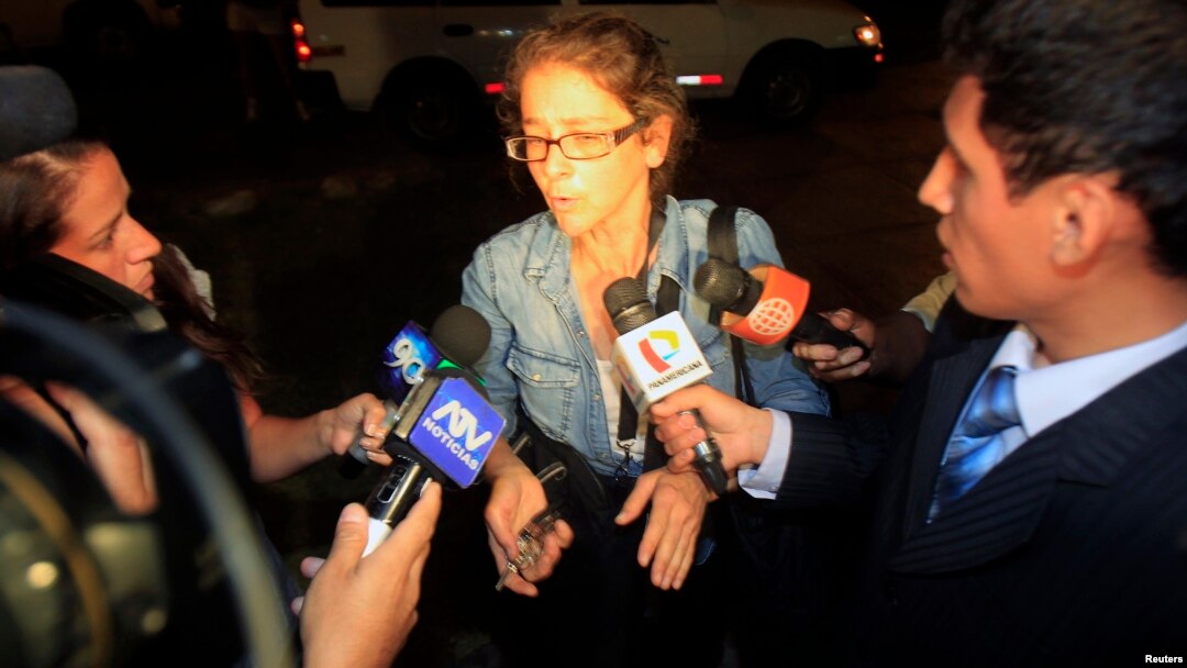 Lori Berenson en 2011 viajó a EE.UU. con un permiso especial y luego regresó a Perú donde terminó de cumplir su condena en una casa bajo vigilancia en Lima desde el 2010, tras recibir la libertad condicional al cumplir tres cuartas partes de su condena.