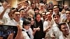 Para relawan "Kita Satu" berfoto bersama Erick Thohir pada acara di Jakarta, Kamis (13/12). (Foto: VOA/Ahmad Bhagaskoro)