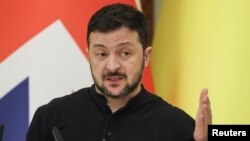 El presidente de Ucrania, Volodymyr Zelenskiy, asiste a una conferencia de prensa conjunta con el primer ministro británico, Keir Starmer, en medio del ataque de Rusia a Ucrania, en Kiev, Ucrania, el 16 de enero de 2025. 