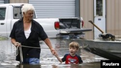 Richard Rossi et son petit fils de 4 ans Justice cherche un abri, dans à St. Amant, Louisiane, 15 aout 2016. (REUTERS/Jonathan Bachman) 