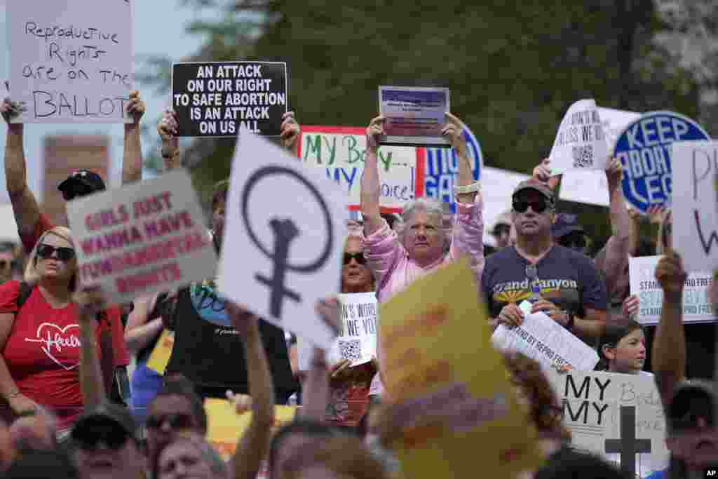 Ciudadanos se concentran en las calles de Indianápolis, en Indiana, frente al Congreso local, para expresar su rechazo al fallo del Tribunal Supremo, el 25 de junio de 2022.