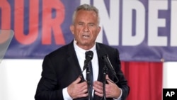 ARCHIVO - El candidato presidencial Robert F. Kennedy, Jr. habla en un evento de campaña, el 9 de octubre de 2023, en Filadelfia. 