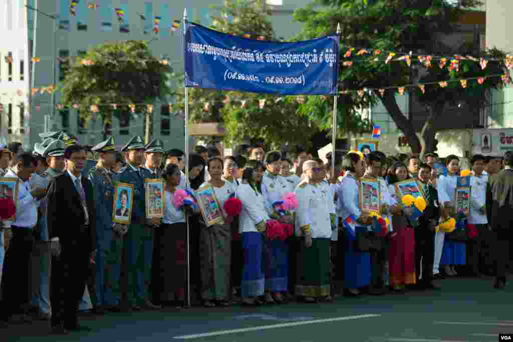 Civil Officers stand in front of the Independent Monument to celebrate 65th anniversary of Independent Day on the 9th November, 2018.(Tum Malis/VOA) 