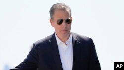 Hunter Biden se dirige al avión presidencial en el Aeropuerto Internacional John F. Kennedy, el 29 de marzo de 2024, en Nueva York. 