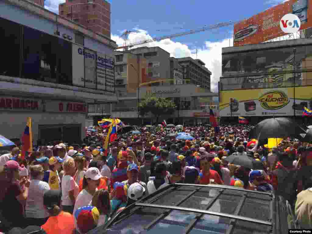 Manifestantes en las calles de Caracas, Venezuela el miércoles. 