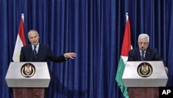 Egyptian FM Ahmed Aboul Gheit (L) speaks during a joint press conference with Palestinian President Mahmoud Abbas in the West Bank city of Ramallah, 28 Oct 2010