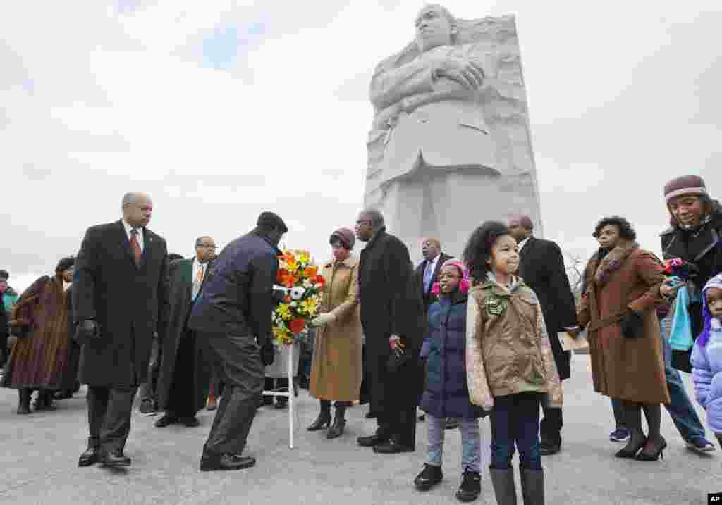 Menteri Keamanan Dalam Negeri Jeh Johnson (kiri) berpartisipasi dalam upacara pemberian karangan bunga di Memorial Martin Luther King, Jr. dalam peringatan hari lahir pemimpin hak-hak sipil itu di Washington (19/1). (AP/Jacquelyn Martin)