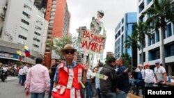 Manifestantes portan una pancarta en Caracas, que reza "Estamos pasando hambre", en marzo de 2020.