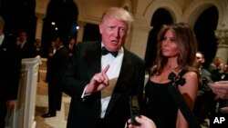 候任總統川普和他的妻子梅拉妮亞(Melania Trump)在馬阿拉歌莊園慶祝新年除夕夜期間接受記者採訪（2016年12月31日）