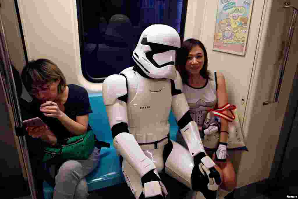 5月4日是电影《星球大战》日( "May the 4th" ),在台北,有人穿着电影里的服装坐地铁。(2017年5月4日)