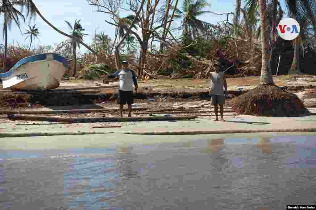 Para que personas con ayuda humanitaria puedan llegar a la comunidad indígena de Wawa Bar, deben pasar al menos dos ríos crecidos por medio de pequeñas lanchas. Foto: Donaldo Hernández/VOA.