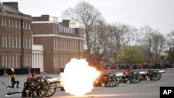 Miembros del regimiento de Artillería de la Caballería Real disparan una salva en honor al príncipe Felipe, en Londres, el 10 de abril de 2021.
