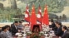 中国国家主席习近平于2016年3月21日在北京人民大会堂和尼泊尔总理卡德加·普拉萨德·夏尔马·奥利（左起第二人）会谈。