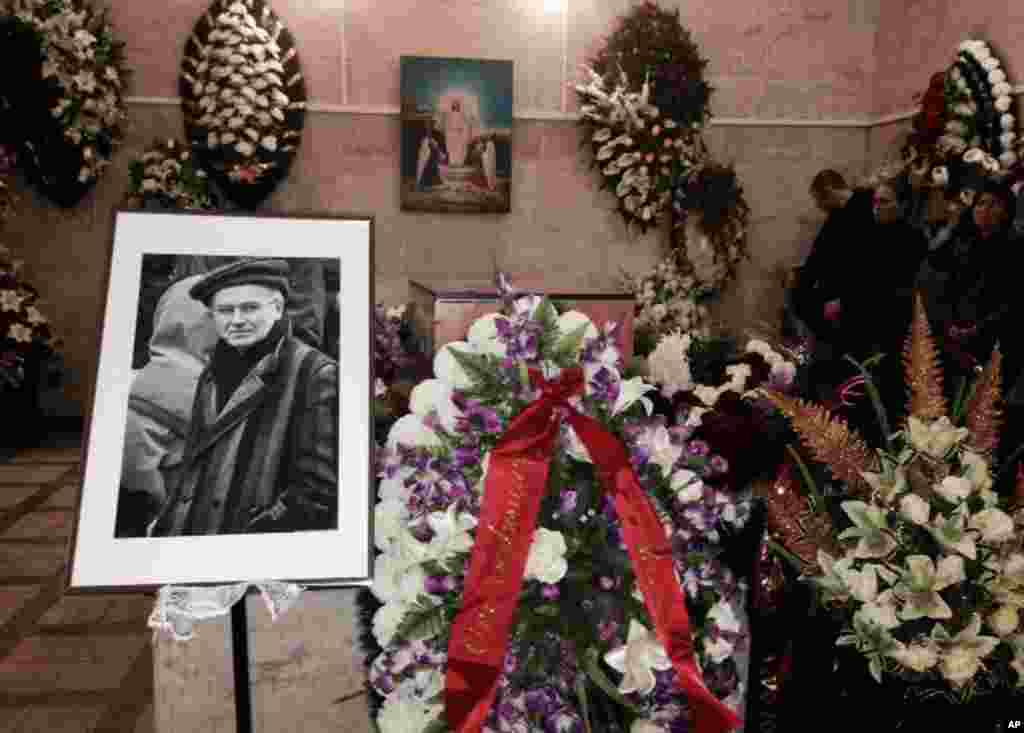 Orang-orang berkabung atas kepergian penerjemah Andrei Mironov, 60, yang terbunuh bersama dengan fotografer Italia Andrea Rocchelli dalam pertempuran di Timur Ukraina,pada sebuah upacara peringatan di Moskow. Salah satu tahanan politik terakhir yang ditahan selama era Uni Soviet, Mironov mendedikasikan sisa hidupnya untuk memaparkan masalah pelanggaran HAM. 