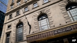 ARCHIVO - El exterior del Hotel Roosevelt se ve en el barrio del centro de Manhattan de la ciudad de Nueva York, el 15 de mayo de 2023.