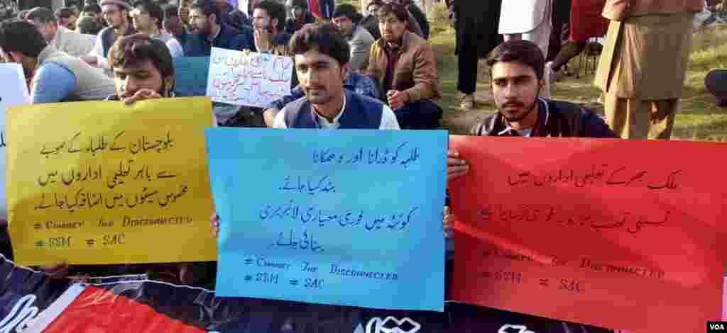 طلبہ یونین کی بحالی کے لیے بائیں بازو کے حامی طلبہ سڑکوں پر آئے اور انقلاب کے حق میں نعرے بازی کرتے ہوئے طلبہ یونین بحال کرنے کا بھی مطالبہ کیا۔