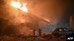 Los equipos de rescate del Servicio Estatal de Emergencias trabajan para extinguir un incendio en un edificio después de un ataque con drones en Járkov, el 28 de enero de 2025, en medio de la invasión rusa en Ucrania.