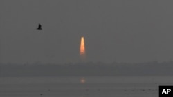18일 인도 스리하리코타 우주센터에서 정지궤도 위성발사체 (GSLV) 마크-3호에 실린 인공위성이 발사되고 있다.