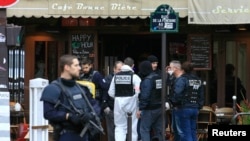 Polisi di lokasi penembakan di bar di Rue de le Fontaine sehari setelah serangan mematikan di Paris, 14 November 2015. (REUTERS/Pascal Rossignol)