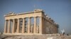 Los sitios históricos en Grecia, como el Parthenon, en la colina del Acropolis, reabrieron a los turistas el 18 de mayo de 2020.