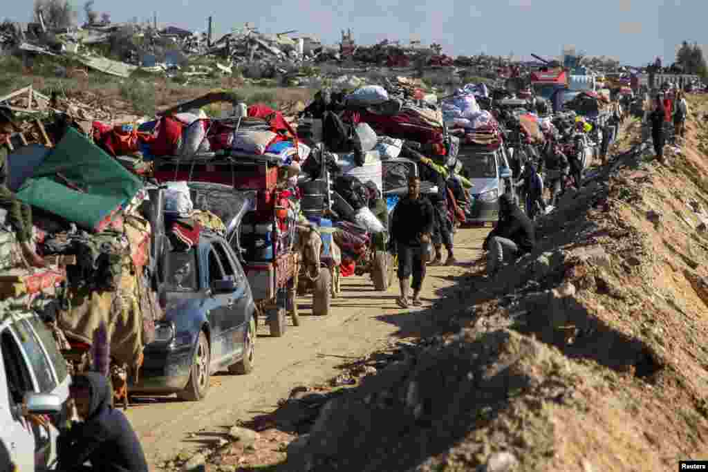 Palestinians, displaced to the south at Israel&#39;s order during the war, wait to have their vehicles inspected by the Egyptian-Qatari committee as they return to their homes in northern Gaza, near Gaza City.