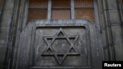 La estrella de David en la fachada de una sinagoga en París, Francia, el 10 de diciembre del 2018
