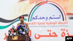 Juru bicara militer Houthi Yaman, Yehia Sareea menyampaikan pernyataan tentang serangan baru-baru ini terhadap dua kapal komersial di Laut Merah selama pawai solidaritas terhadap rakyat Gaza di Sanaa, Yaman, Jumat (15/12). 