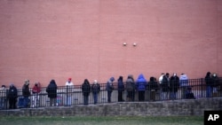 La gente espera en la fila para recibir la vacuna COVID-19 en Paterson, Nueva Jersey. Enero 21, 2021.