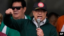 El presidente colombiano Gustavo Petro se dirige a la gente en la marcha del Día Internacional de los Trabajadores en Bogotá, Colombia, el miércoles 1 de mayo de 2024.