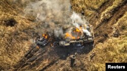 Un tanque ruso arde en un campo cerca del poblado de Vuhledar, en la región ucraniana de Donetsk, el 5 de noviembre de 2023, en esta foto divulgada por un servicio de prensa del Ejército de Ucrania.