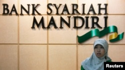 Seorang petugas Bank Syariah Mandiri di Jakarta.